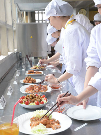 Разработка нового рецепта местной кухни «Игаменчи» в младшем колледже Хиросаки Изобретено студентами младших классов.