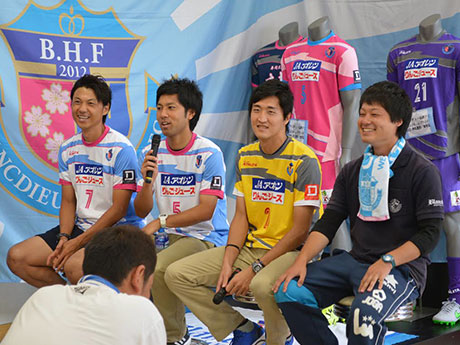 Acara pertukaran peminat "Blandieu Hirosaki FC" di sebuah kedai barang sukan di Hirosaki