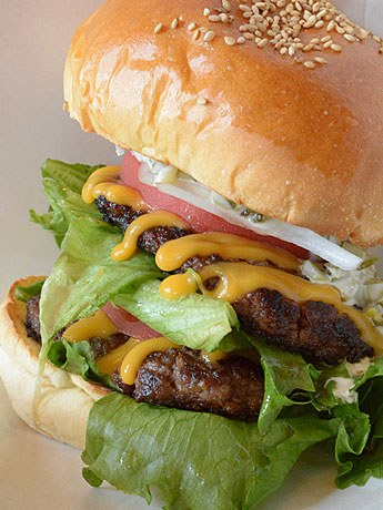 히로사키에 카페 신점 현산 소 사용한 미국 교육의 햄버거 제공