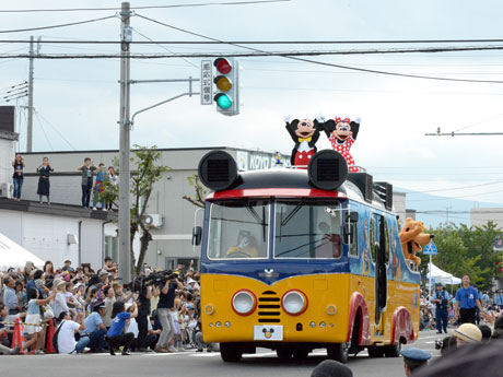 Desfile da Disney no "Horse City Festival" em Tsugaru, Aomori Dobre o número de pessoas todos os anos