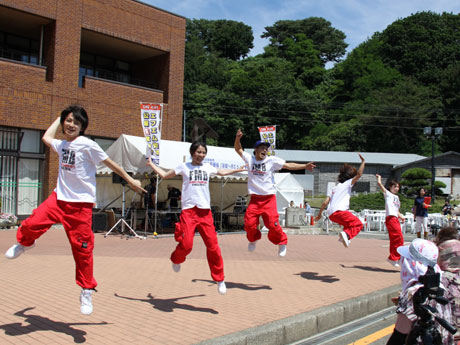 "Fukaura Tuna Boys", un funcionario bailando en Aomori y Fukaura