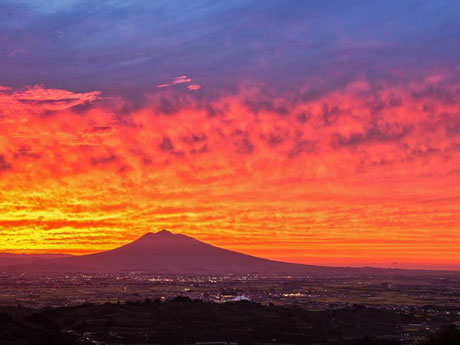 O céu de outono de Hirosaki "Burning bright red" postou fotos do pôr do sol sobre o Monte Iwaki na Internet, uma após a outra