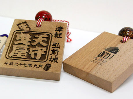Vender billetes de madera conmemorativos para la torre del castillo del castillo de Hirosaki "Hikiya" Artículos grandes con bolas pintadas de Tsugaru en madera de Hiba producidos en la prefectura