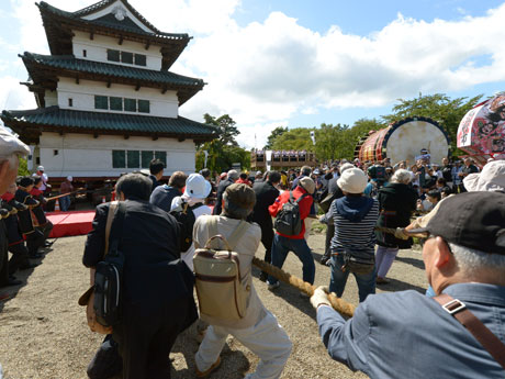 "Minggu Hikiya" di mana menara istana Istana Hirosaki bergerak