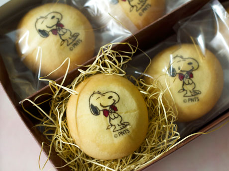 "Выставка Снупи" Хиросаки, сладости в ограниченном количестве продаются хорошо. Зарегистрировано 10 000 посетителей.