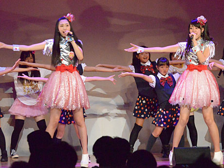 O ídolo local de Aomori, "Ringo Musume", anuncia uma nova unidade no show do 15º aniversário