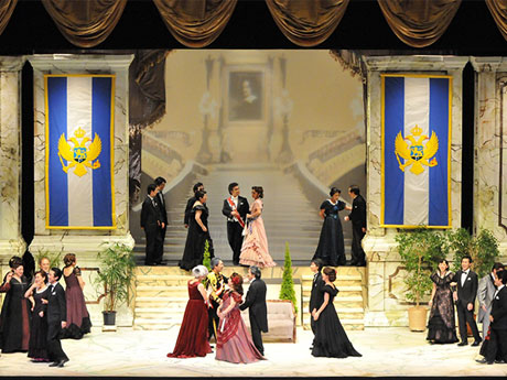 히로사키 오페라 창립 45 주년 공연 그리스 신화에 쓰가루 샤미센과 손 춤 연출
