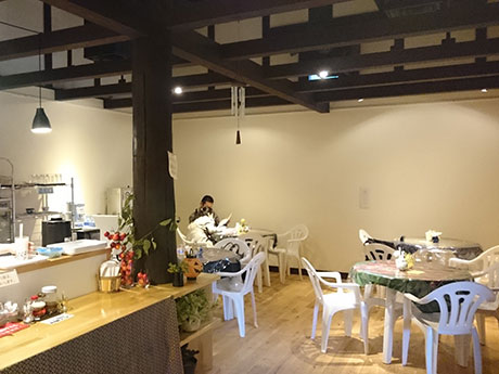 O gerente do novo café, que foi reformado em Aomori e Kuroishi, é da Malásia.