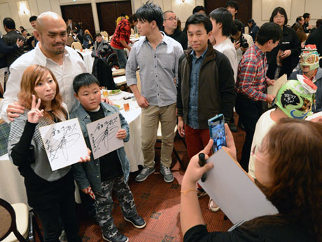 All-Japan professional wrestling special performance in Hirosaki Local artist donated "special Neputa picture" to Akebono players