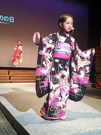 Посмотрите шоу кимоно «Кимоно, спящее на задней стороне комода» в Хиросаки.