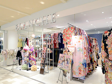 Cửa hàng cho thuê trang phục ở Hirosaki được chuyển đến trung tâm mua sắm phía trước nhà ga. 200 loại trang phục có sẵn