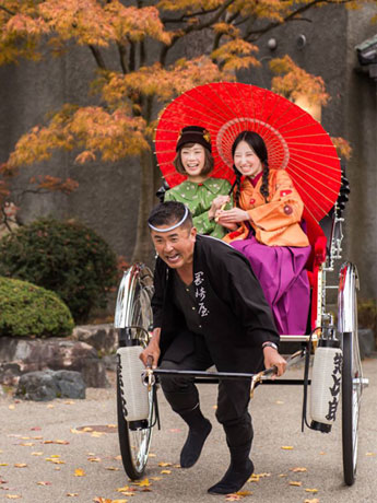 हिरोसाकी में तैशो रोमांस का आनंद लेने के लिए कॉसप्ले इवेंट और उच्च कॉलर परिधानों में सजे पुरुष और महिलाएं जुटे