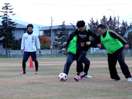 बैठक की जगह पर हिरोसाकी में फुटबॉल वर्ग चलना