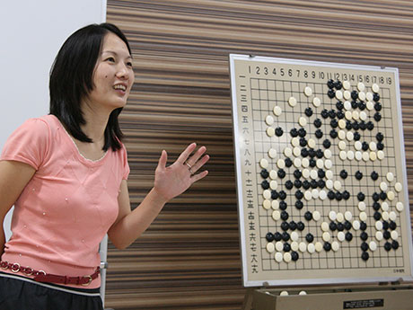 हिरोसाकी में रहने वाले एक पेशेवर गो खिलाड़ी द्वारा हिरोसाकी कमेंट्री में "टेंगेन वॉर" बड़े बोर्ड की टिप्पणी