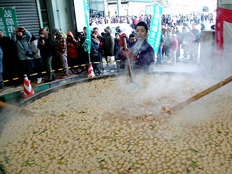 " เทศกาลตลาด " ที่ตลาดค้าส่งของฮิโรซากิผู้คนกว่า 4,000 คนในพฤติกรรมของปูหม้อประจำปี