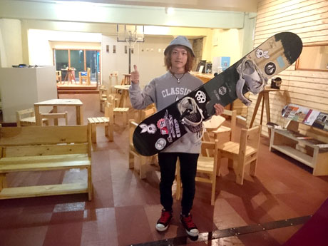 Кафе-бар "Bomber" открывается в Хиросаки / Дотемачи. Местные профессиональные сноубордисты.