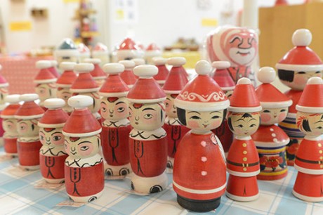 "Poupées joyeuses Kokeshi" à Aomori et Kuroishi, "poupées Kokeshi de Noël", etc.