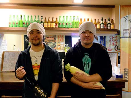 Izakaya dirigido por gemelos en Hirosaki Principalmente abierto hasta altas horas de la noche