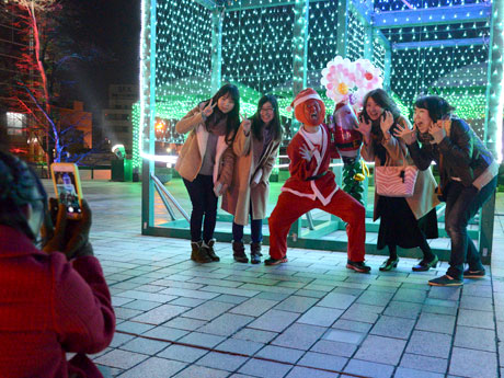 200 человек приняли участие в фотосессии яблочного конфетного человечка в канун Рождества Христова в Хиросаки