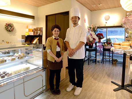 متجر حلويات غربي جديد "روجر" في هيروساكي افتتاح طاهي حلويات ياباني قديم في متجر الحلويات في مسقط رأسه