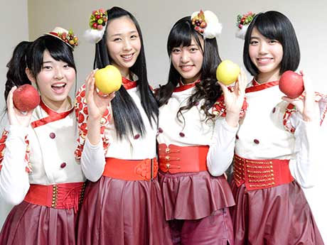 المعبود المحلي لأوموري "Ringo Musume" إلى نظام جديد سيعمل أربعة طلاب نشيطين من صغار وكبار المدارس الثانوية على الترويج للتفاح هذا العام أيضًا