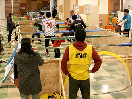 " โต๊ะฟุตบอลขนาดใหญ่ " การแข่งขันเกมในฮิโรซากิจัดขึ้นโดยได้รับแรงบันดาลใจจากวิดีโอในต่างประเทศ