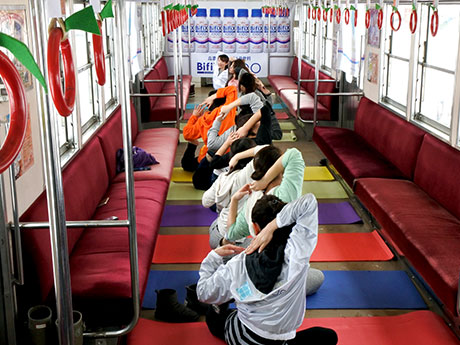 在大磯線的火車上使用瑜伽帶和座椅