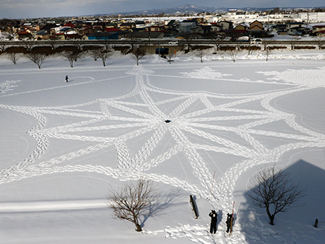 Снежное искусство впервые в Японии в Инакадатэ, Аомори. Использование рисовых полей зимой.