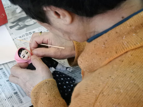 Expérience de fabrication de "poupées Meya" dans le village de Nishimeya, Aomori