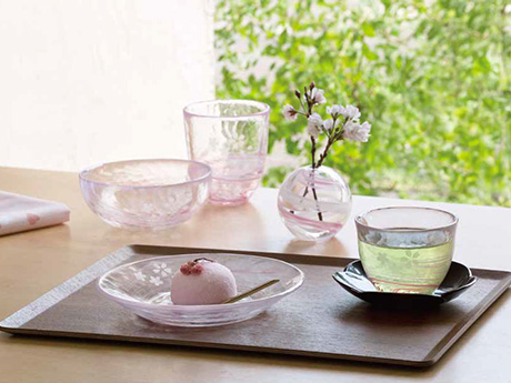 Vidro artesanal "Tsugaru Vidro" inspirado nas flores de cerejeira do Castelo de Hirosaki