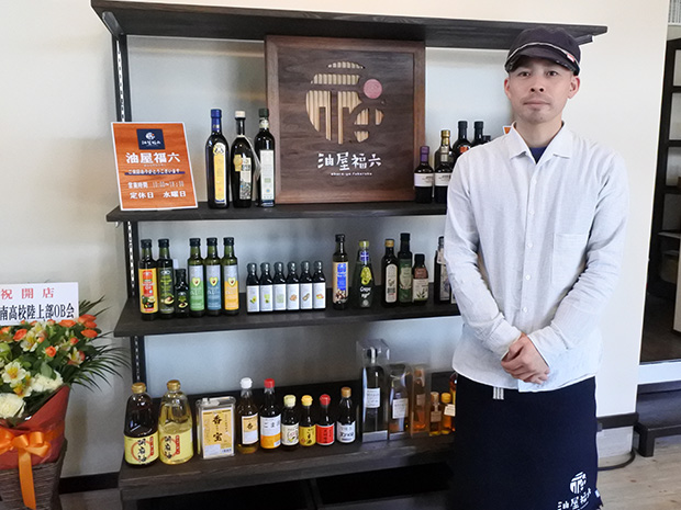 Специализированный магазин пищевого масла Hirosaki "Aburaya Fukuroku" 100 видов масла, отобранного сомелье оливкового масла.