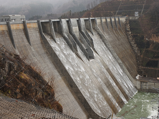 쓰가루 댐의 「담수 실험 '최고 수위 216.3 미터에 24 시간의 월류 시작