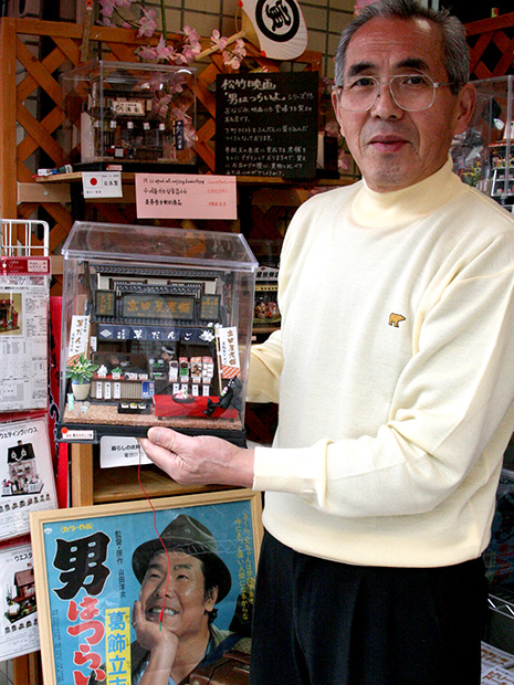 Triển lãm nhà búp bê tại một cửa hàng quần áo lâu đời trong Lễ hội Hirosaki Sakura trong thời gian có hạn