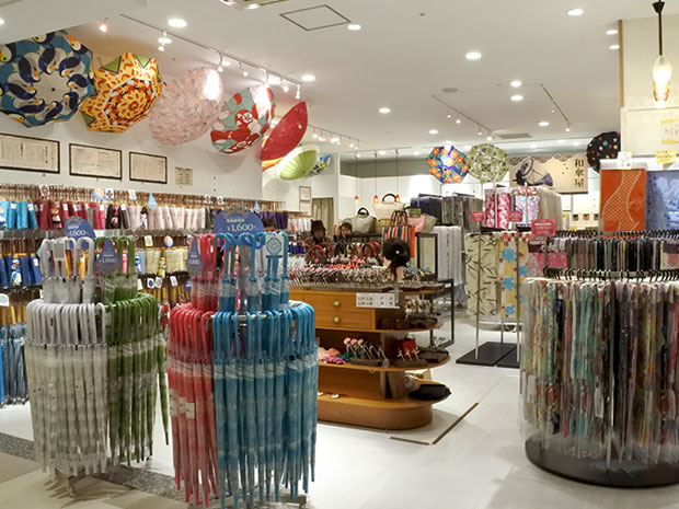 Kedai pertama di Tohoku, kedai yang mengkhususkan payung Jepun di Hirosaki, 500 barang seperti yukata dan jepit rambut