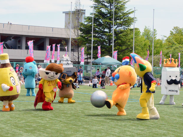 12 mascotas en Hirosaki se enfrentan en mascotas de fútbol "Hat-trick"