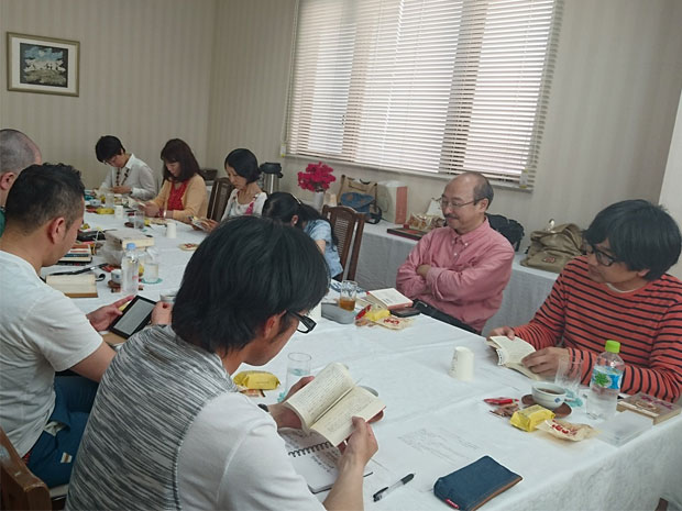 Вечеринка по чтению тайн перевода в Хиросаки. Также участвуют профессиональные рецензенты и переводчики.