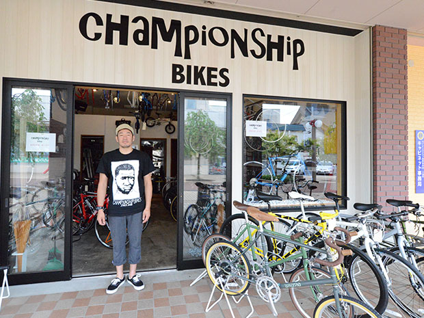 Sebuah kedai yang mengkhususkan diri dalam basikal di Hirosaki Kami mempunyai motosikal vintaj dan beg pesanan luar negara.