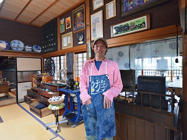 हिरोसाकी के एक पुराने लोक घर में एक प्राचीन और लोक शिल्प की दुकान।