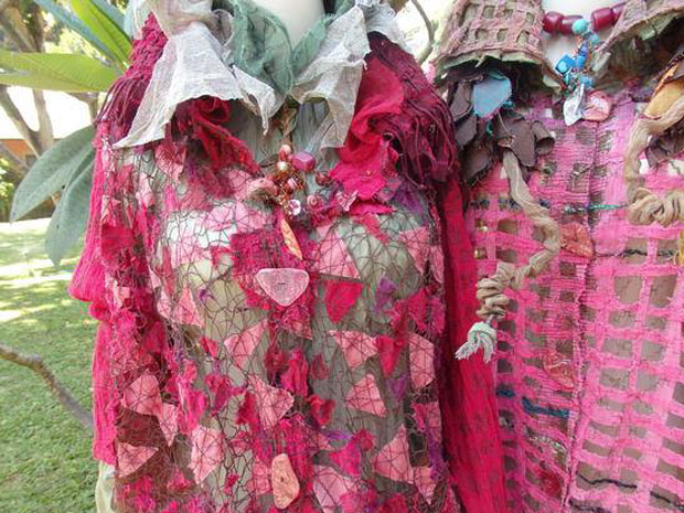 100 ชิ้นรวมถึงนิทรรศการเดี่ยวครั้งแรกของอาโอโมริ " เสื้อผ้าพืช " ที่ร้านค้าที่เลือกในฮิโรซากิ
