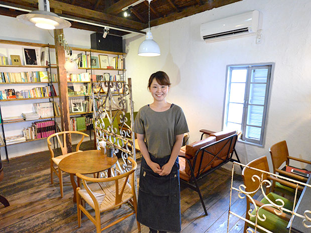 Ang book cafe na "Lot" sa Hirosaki Antique furnitures ng gamit, ipinagbibiling mga libro