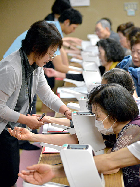 الفحص الطبي الجماعي في هيروساكي ، شارك 1400 مواطن كجزء من مشروع بحثي عن الخرف
