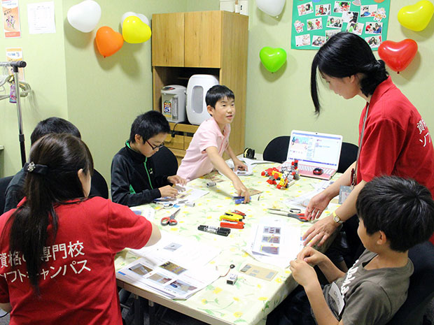Cours "Programmation de robots" à Hirosaki Pour les élèves du primaire et du collège, une opportunité d'élargir les options futures