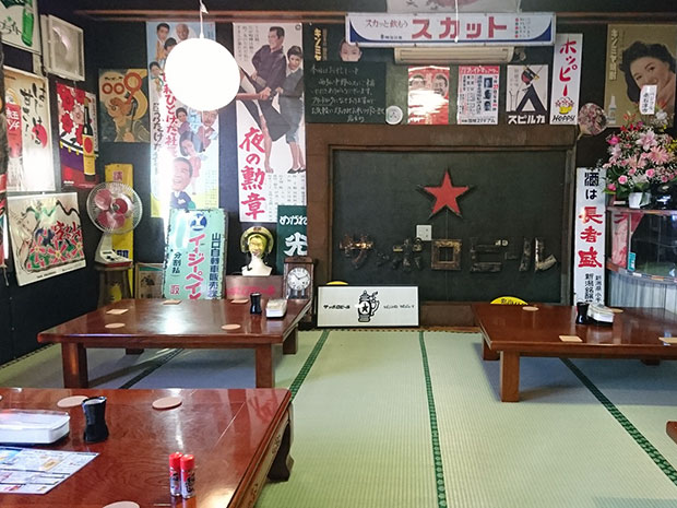 Loja Hirosaki Yakitori realocada e renovada Há também bancos de tatame que podem acomodar até 50 pessoas