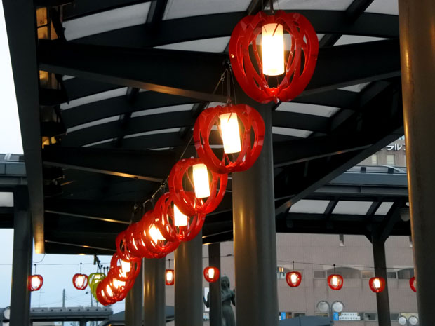 弘前駅前有150個“蘋果燈籠”，以紅色，黃色和綠色歡迎遊客