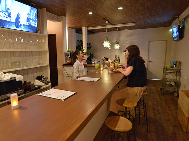 Новое кафе и бар в Хиросаки Предлагает смузи-коктейли по «сырой» концепции.