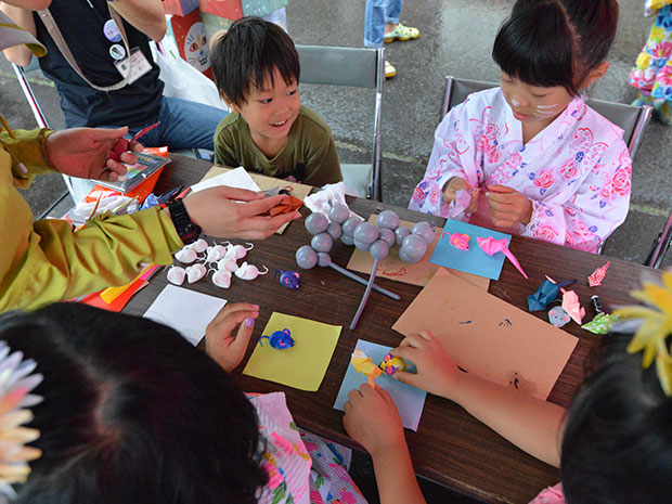 Festival da aldeia "Grande Festival de Shimizu" em Hirosaki Voluntários locais revitalizam com equipe de cooperação de revitalização local