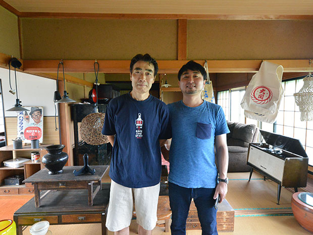 Japanese antigong tindahan ng kasangkapan sa bahay sa Hirosaki Mayroon ding isang record na silid sa pagtingin sa tindahan