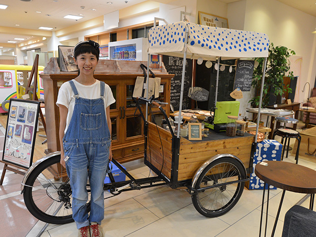 أعاد تصميم مقهى متنقل "ميمونويا واند" دراجة ثلاثية العجلات في هيروساكي