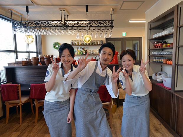 हिरोसाकी में आओमोरी जड़ी बूटी और मसाला रेस्तरां ने लंबे समय से स्थापित सराय के कैफेटेरिया का नवीनीकरण किया