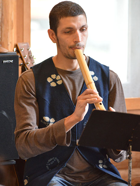 Americans from Aomori settle for 60 shakuhachi concerts